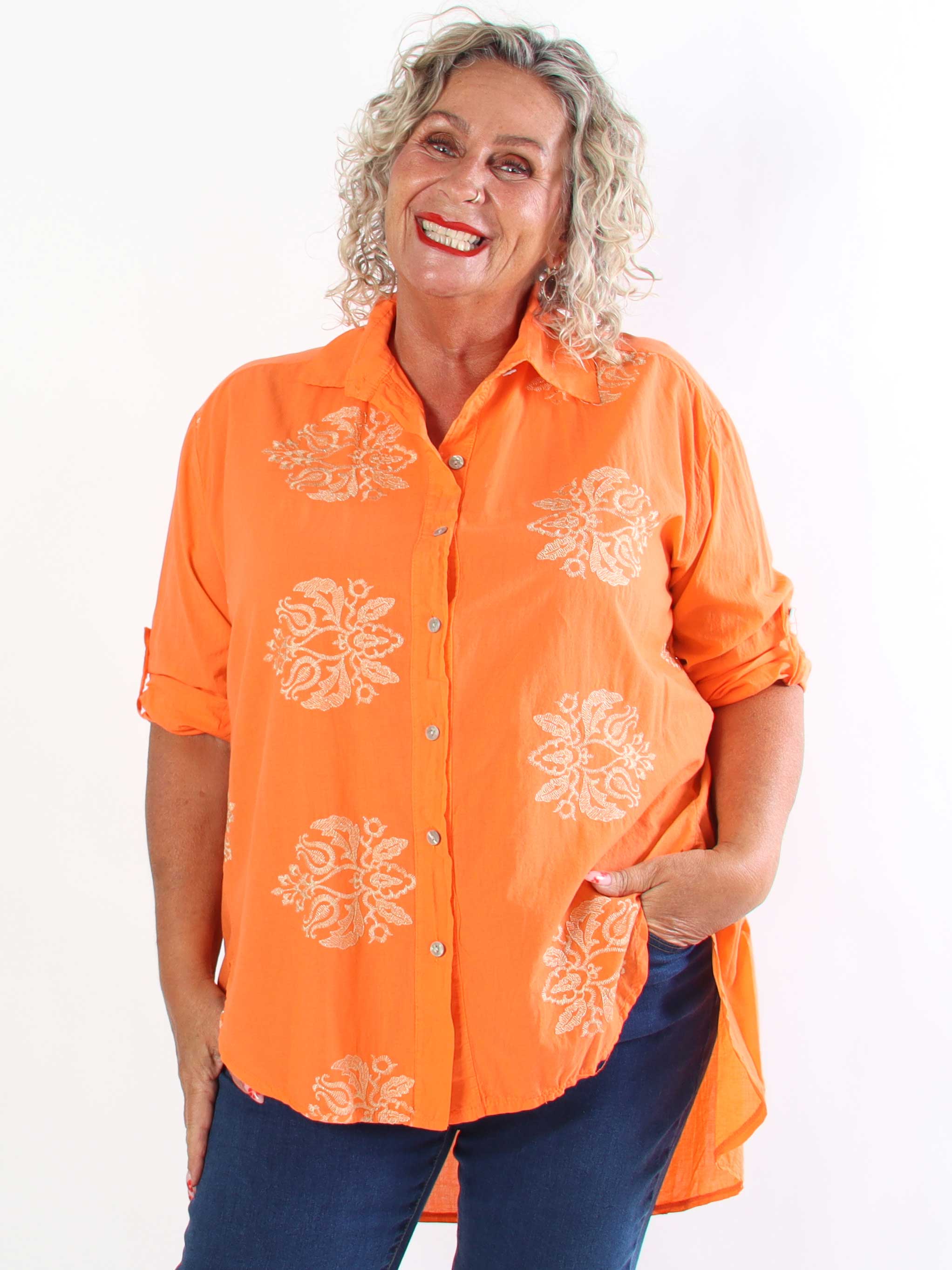 Catherina – Elegant plus size bomullsskjorta med fina, broderade gulddetaljer